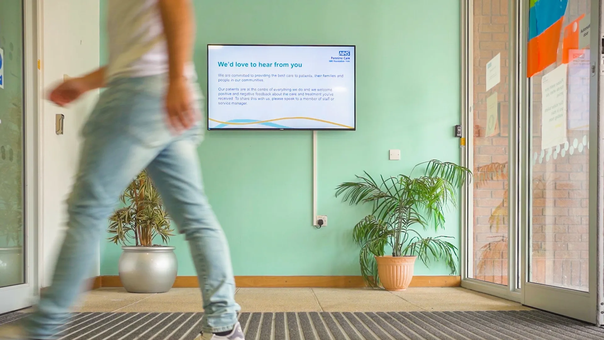 healthcare signage, waiting room screens, healthcare screens